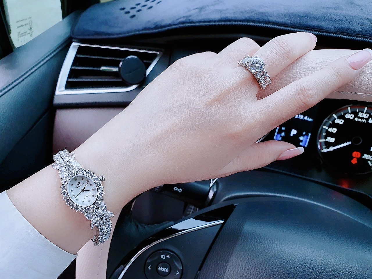 dong-ho-funmei-nu-f2047657fa3d182df0a20d3436ea7eeda28c8